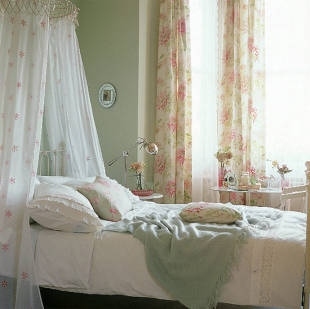 accents:pink,  accents:white and  bed