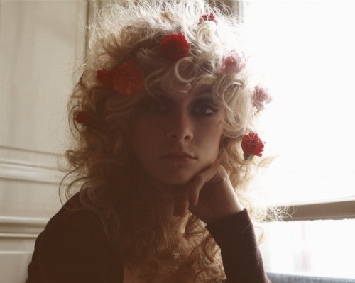 camille vivier, curls and eyes