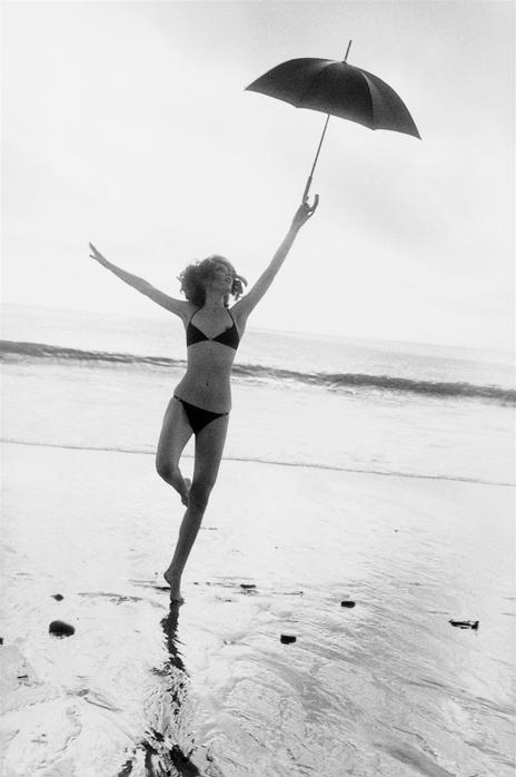 beach, bikini, black and white, ellen von unwerth, girl, ocean