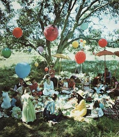 balloons, bg:outside and garden party