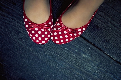bow, dots and feet