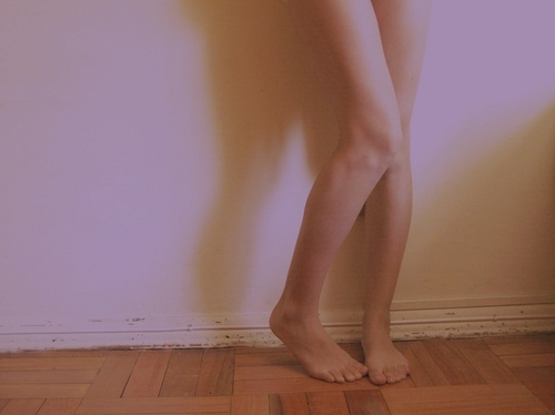 awkward feet girl legs nervous skin Added Apr 03 2011 Image size 
