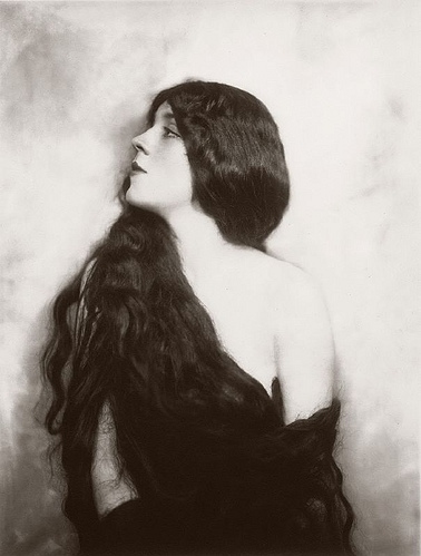 1920s, black and white and cleavage