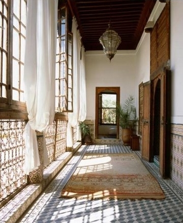 calm, colonial chic and corridor