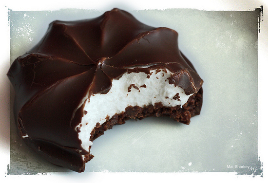 brown, chocolate, fudge, marshmallow, teta de nega, white