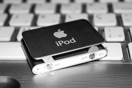 apple, black and white and ipod
