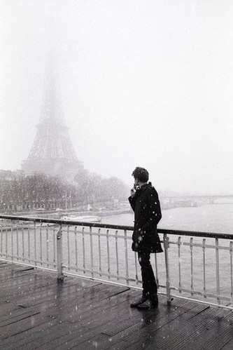 black and white, bridge, effiel tower, eiffel tower, impresionante, man, paris, photograph, rain, snow
