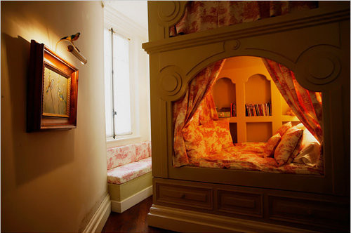 bed, books and children