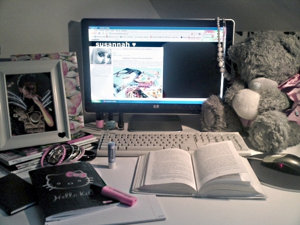 Bill Kaulitz Book Computer Desk Hello Kitty Metoyou Image