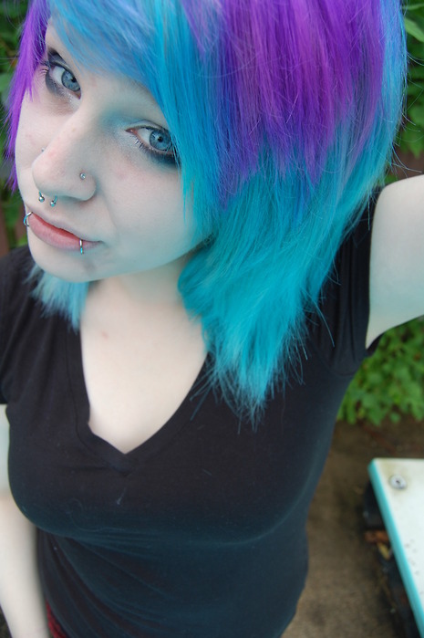 Девушка, разноцветный волосы, пирсинг, голубой, сиреневый.