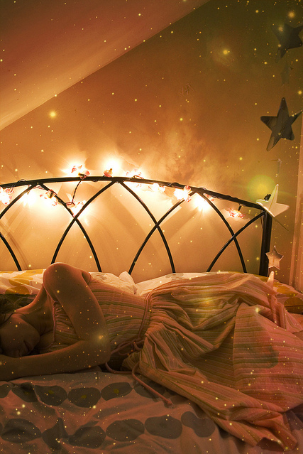 alone-bed-estrela-light-lights-shine-Favim.com-47134.jpg