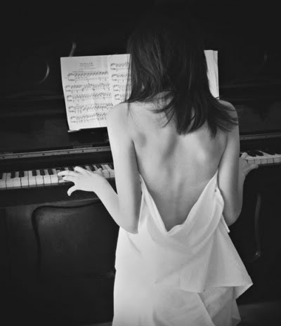 Playing naked – The Cross-Eyed Pianist