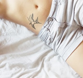 bed, bird, girl, runawaylove.blogg.no, shorts, tattoo