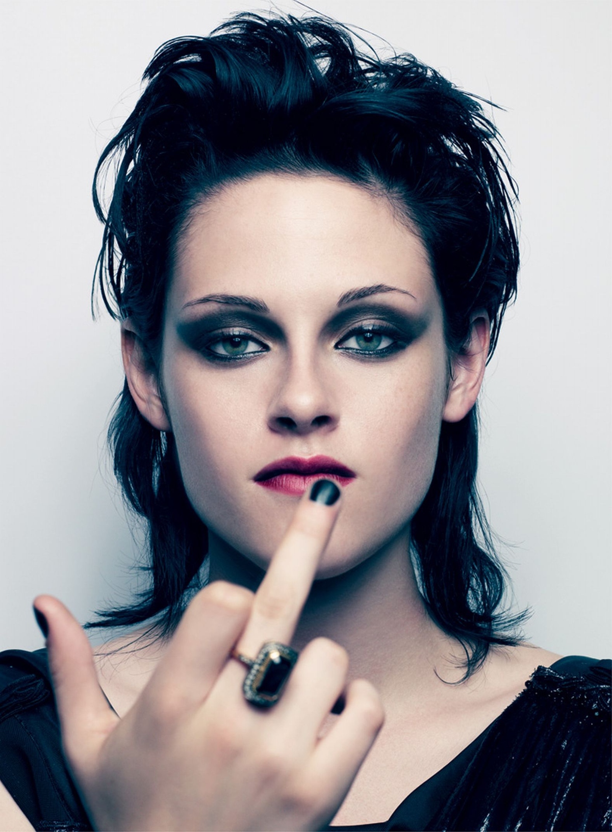kristen stewart, middle finger and new moon