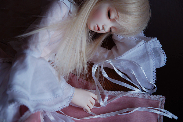 bjd-blonde-cute-doll-sleep-Favim.com-59329.jpg