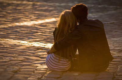 couple-cute-hug-love-sun-sunset-Favim.co