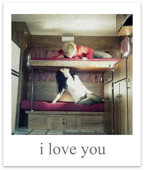 babe, boy and girl and bunk beds