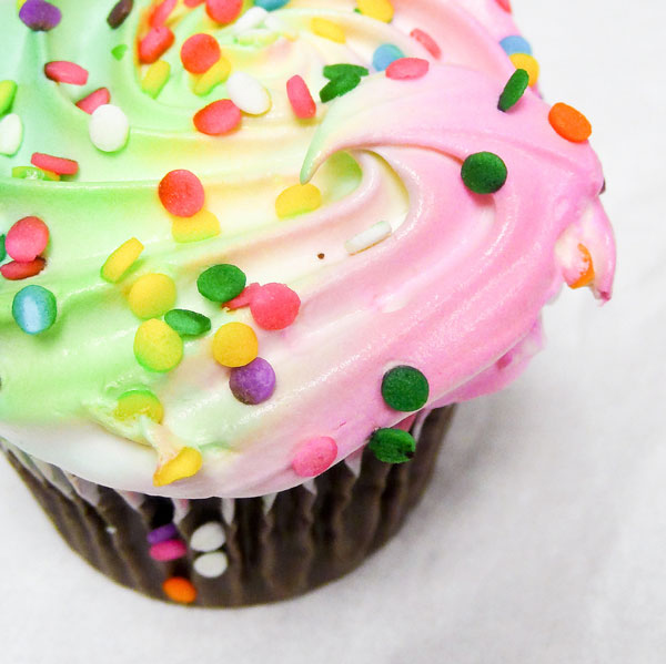 colors, colours and cupcake