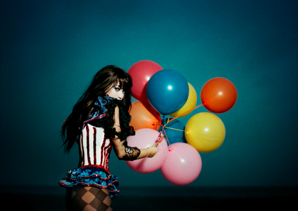 aura-balloons-colour-girl-music-Favim.co