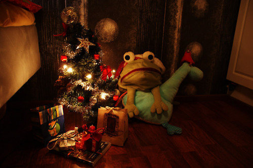 christmas tree with presents and lights. christmas, christmas tree, frog, gifts, giraffe, lights