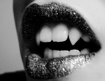 colmillos,  fangs and  glitter