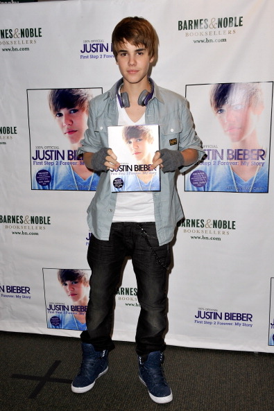 justin bieber emo cuts. Justin Bieber Haircut 2011 Hot