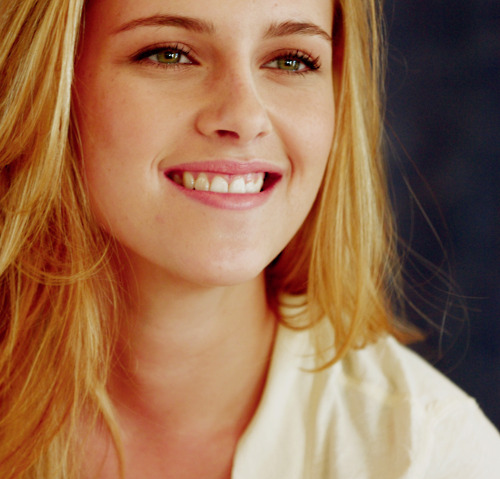 beautiful blonde eyes kristen stewart smile