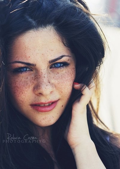 blue eyes, eyes and freckles