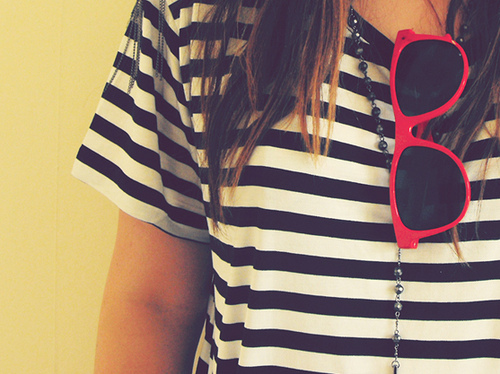 girl, ray bans and red
