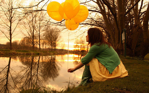 baloons,  girl and  lago