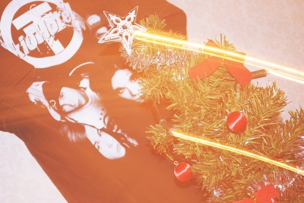 bill kaulitz, bow and christmas tree
