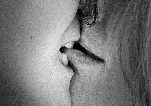 25 причин для поцелуя ;) Bite-couple-kiss-lip-lips-love-Favim.com-82134