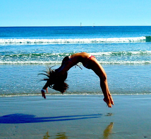adorable-awesome-back-flip-bathing-suit-beach-beautiful-Favim.com-86243.jpg