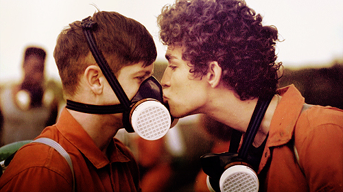 gas mask,  iwan rheon and  kiss