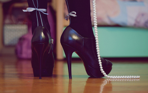 loop,  pearls and  shoes