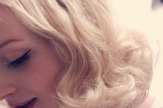 blonde, curls and eyeliner