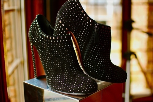 black, heels and moda