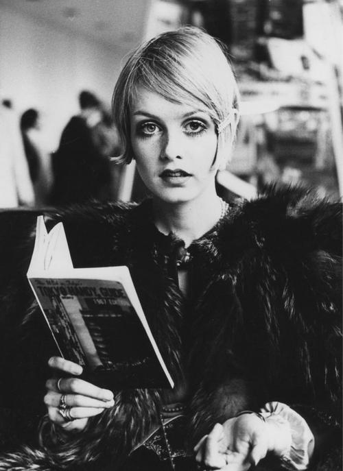 big, big eyes, blonde, book, eyes, igottapeenow.tumblr.com