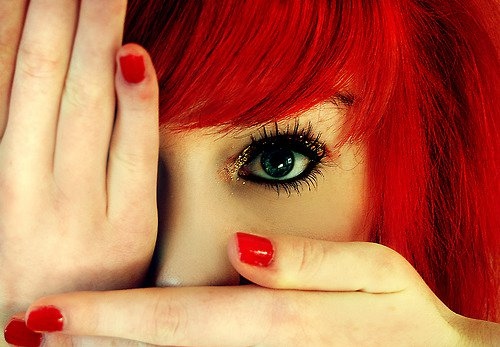 blue-cute-eyes-red-nails-redhead-Favim.c