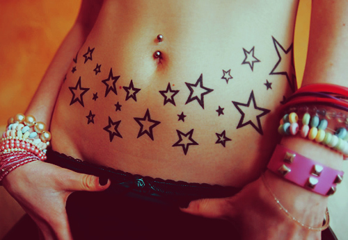 belly button pierced, bracelets and girl