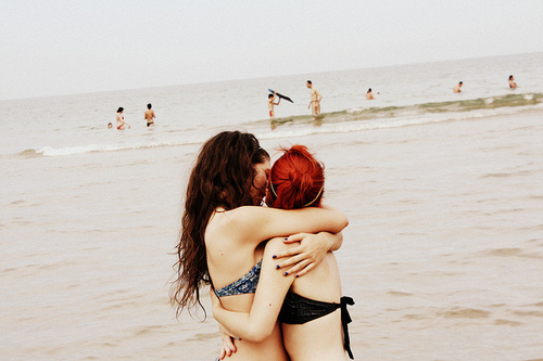 Подружки-лесбиянки на пляже - 20 фото
