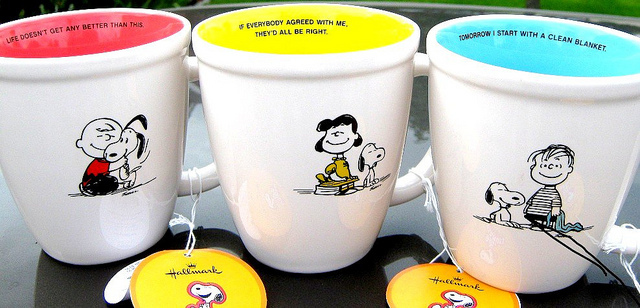 canecas,  charles schulz and  charlie brown