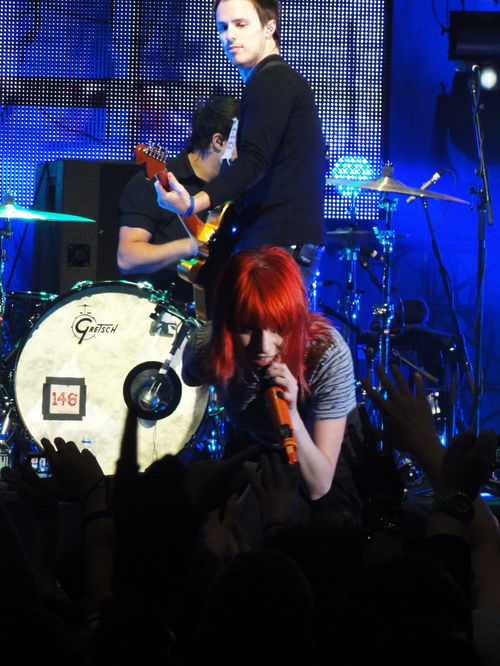 concert, fans and hayley williams