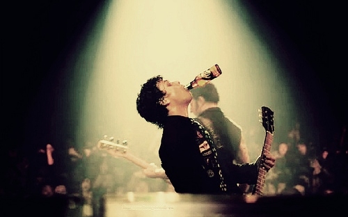 beer-billie-billie-joe-green-day-show-Favim.com-123538.jpg