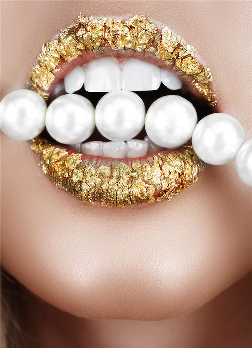 glam, gold and lips