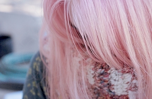 Блондинка с длинными волосами и розовой кофточкой довольно долго пробыла в кабинке