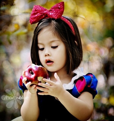 Aplle on Apple  Cute  Little Girl  Snow White   Inspiring Picture On Favim Com