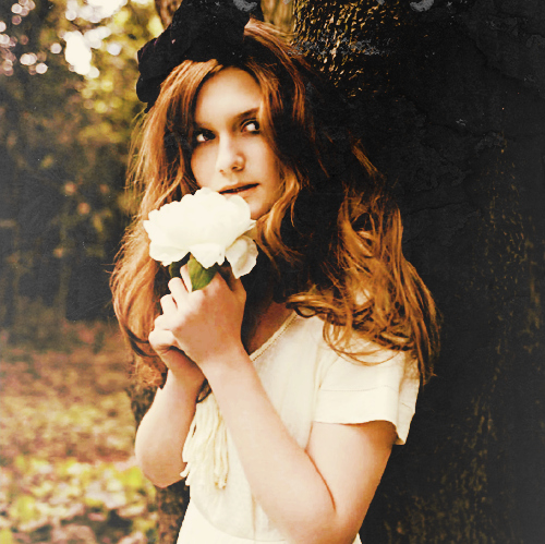 bonnie wright, dress and flowers