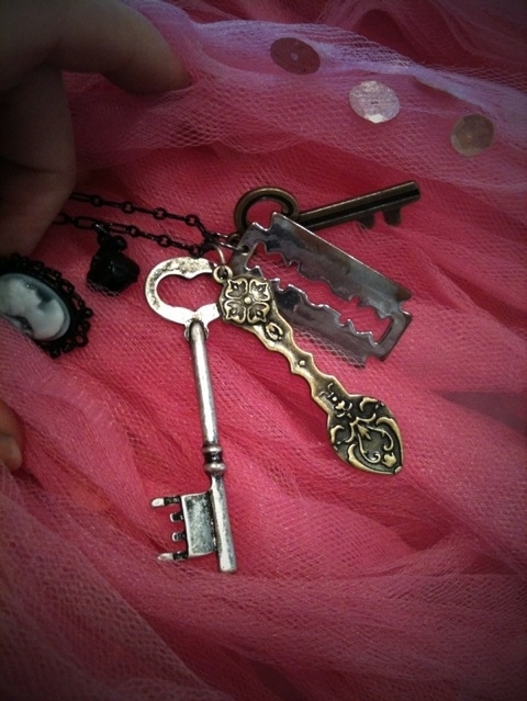 antique, gsayour and keyring