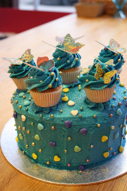 beads, blue and blue cake